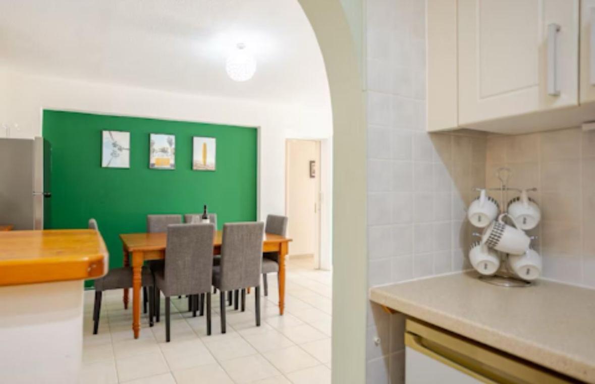 Beautiful Regina Gardens Apartment *